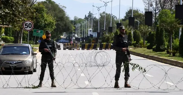 ইসলামাবাদের রাস্তায় নিরাপত্তায় দায়িত্বরত সশস্ত্র সৈনিকরা